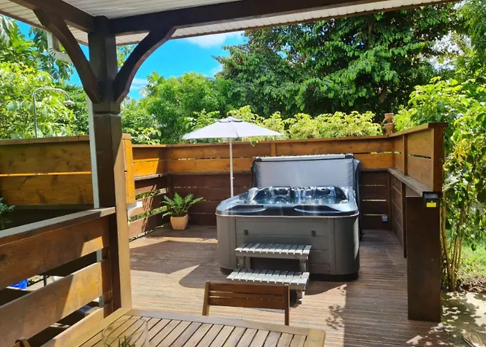 Bungalow de 2 chambres avec piscine partagee jacuzzi et jardin clos a Le Moule